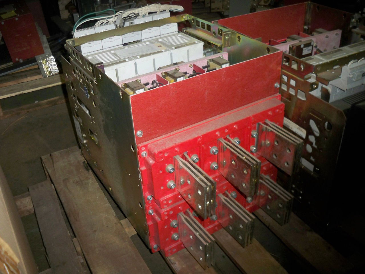 Picture of WLF2A320 Siemens 2000 Amp Frame 600 Volt Fused Power CB M/O D/O in Cell