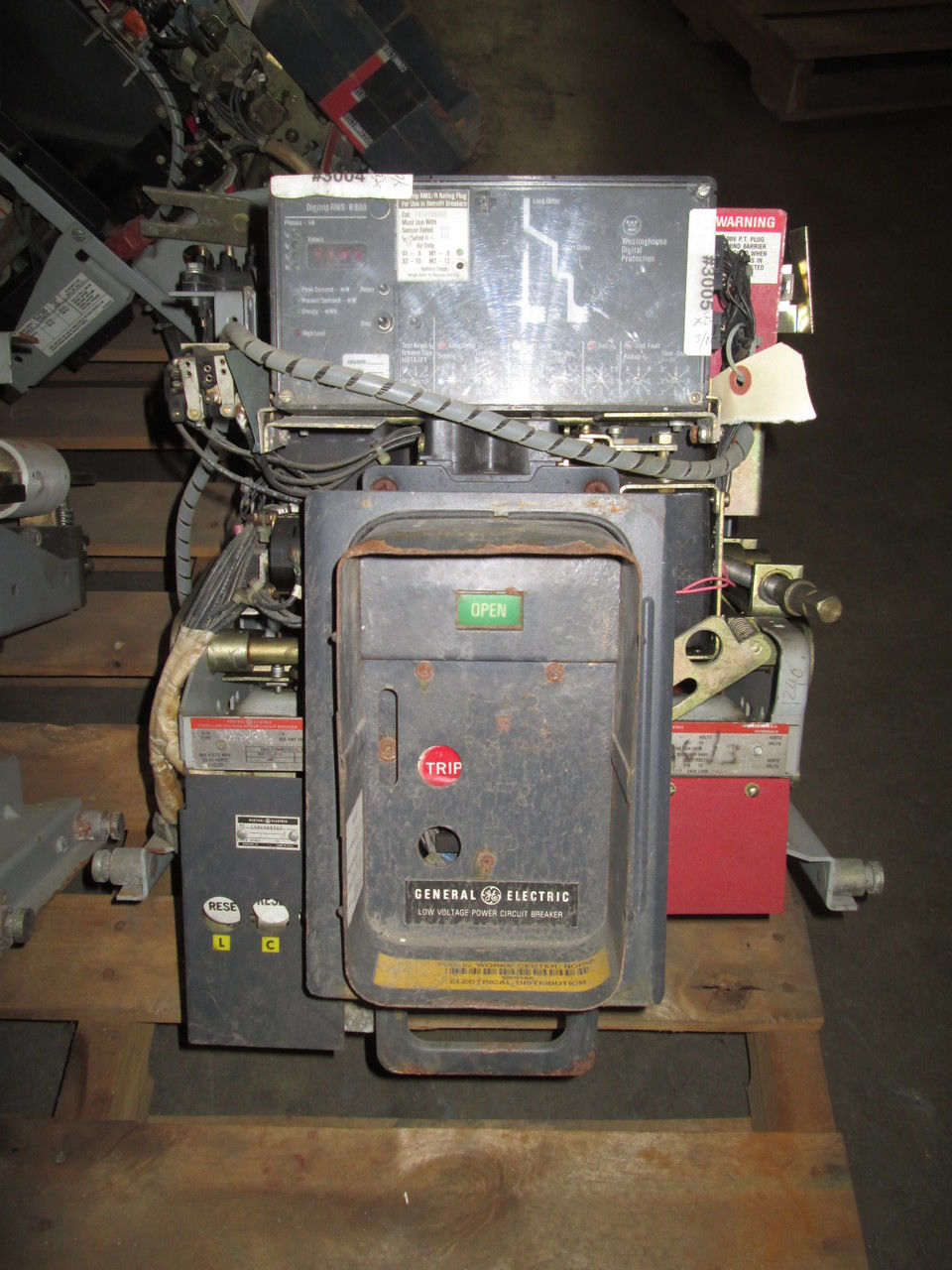 Picture of AKRU-7D-30S GE 800A Frame 600A Rated Fused Air Breaker EO/DO LSIG