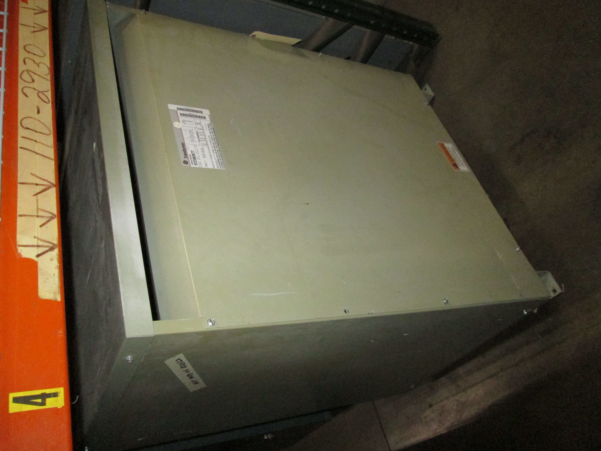 Picture of General Electric Low Voltage Dry Type Transformer | 225 KVA 480-208Y/120 Volt | 3 Phase NEMA 1 R&G