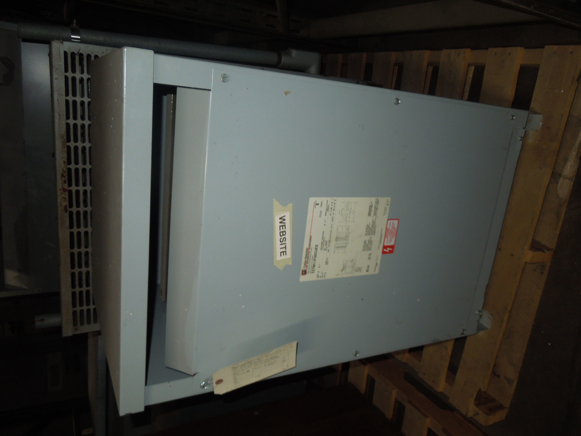 Picture of Cutler Hammer 50 KVA 277-120/240 Volt 1 Phase Low Voltage Dry Type Transformer R&G