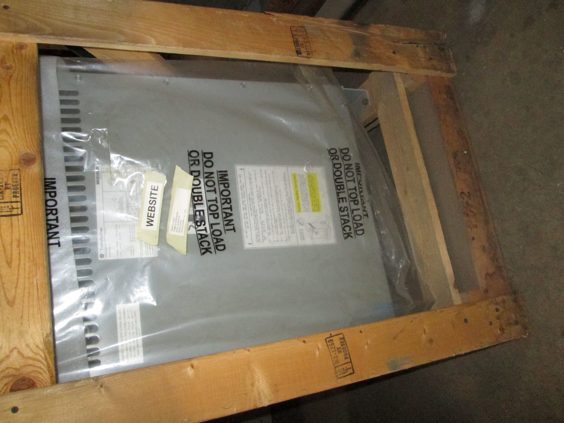 Picture of General Electric 27 KVA 460-460Y/266 Volt Low Voltage Dry Type Transformer New Surplus