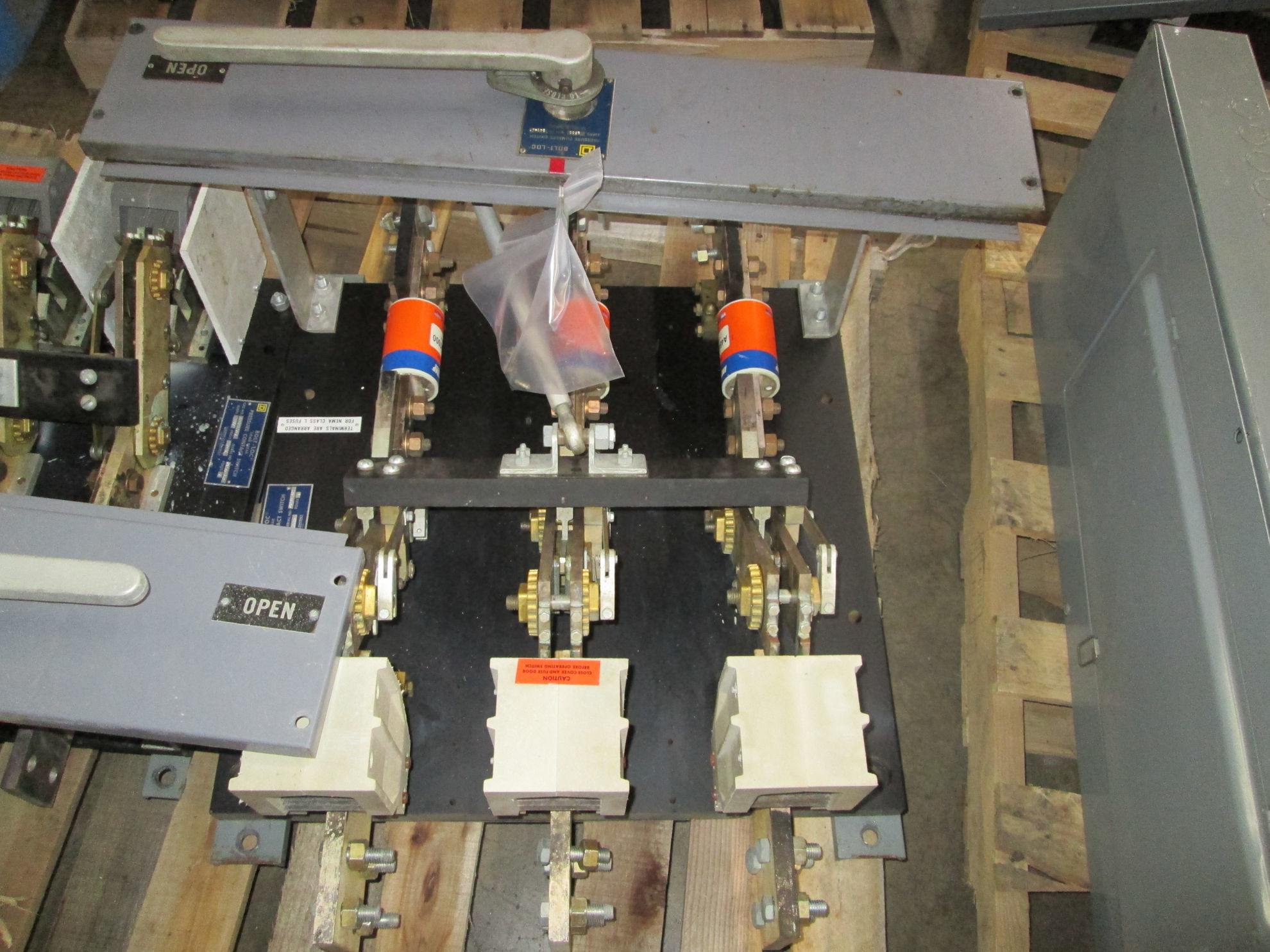 Picture of Square D Bolt-Loc Pressure Contact Switch BL-32160-1 | 1600 Amp 240 Volt | Black Back Plate