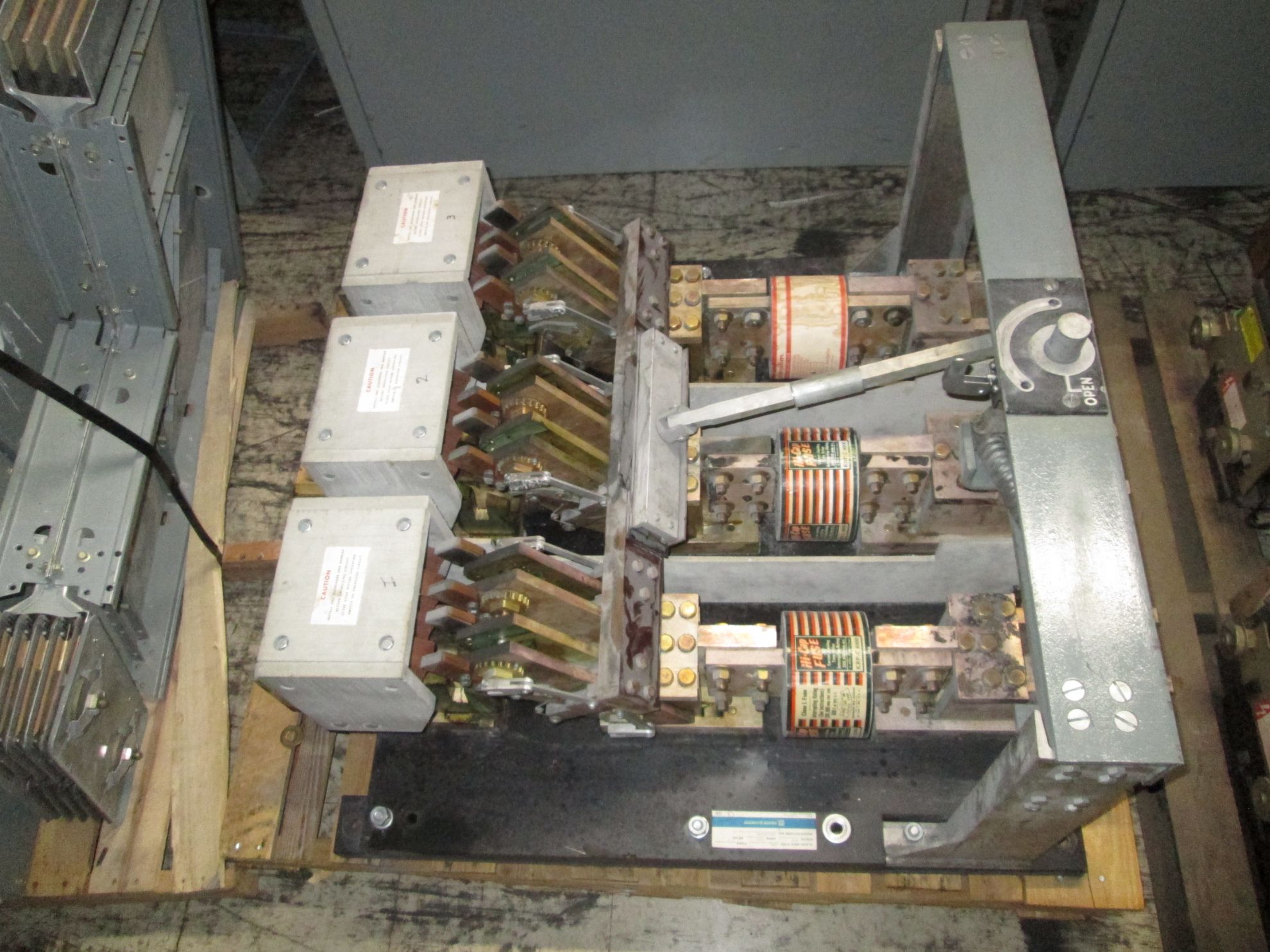 Picture of Square D Bolt-Loc Fusible Pressure Contact Switch 9810 | 5000 Amp 600 Volt | Black Back Plate