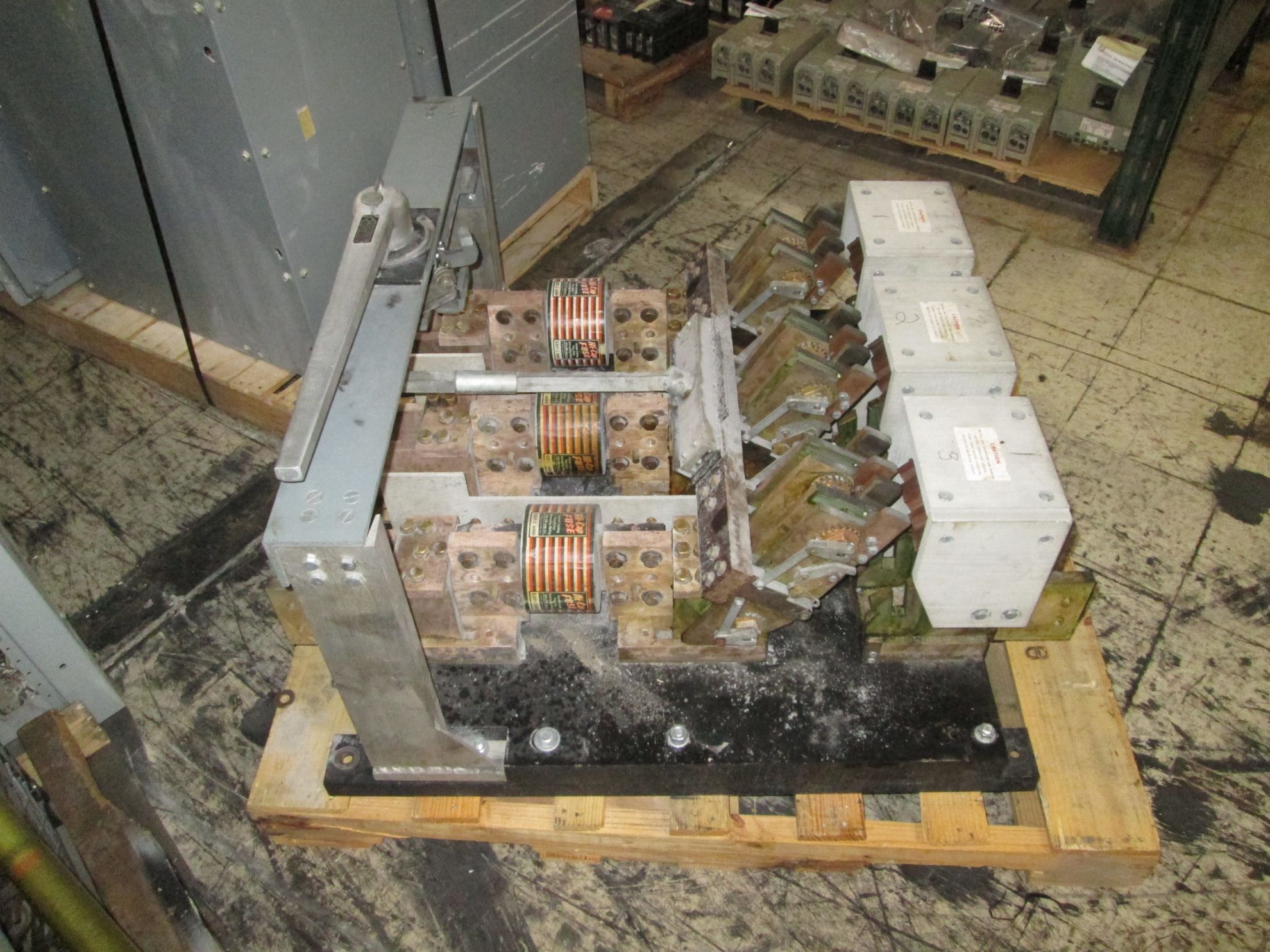 Picture of Square D Bolt-Loc Fusible Pressure Contact Switch 9810 | 5000 Amp 600 Volt | Black Back Plate