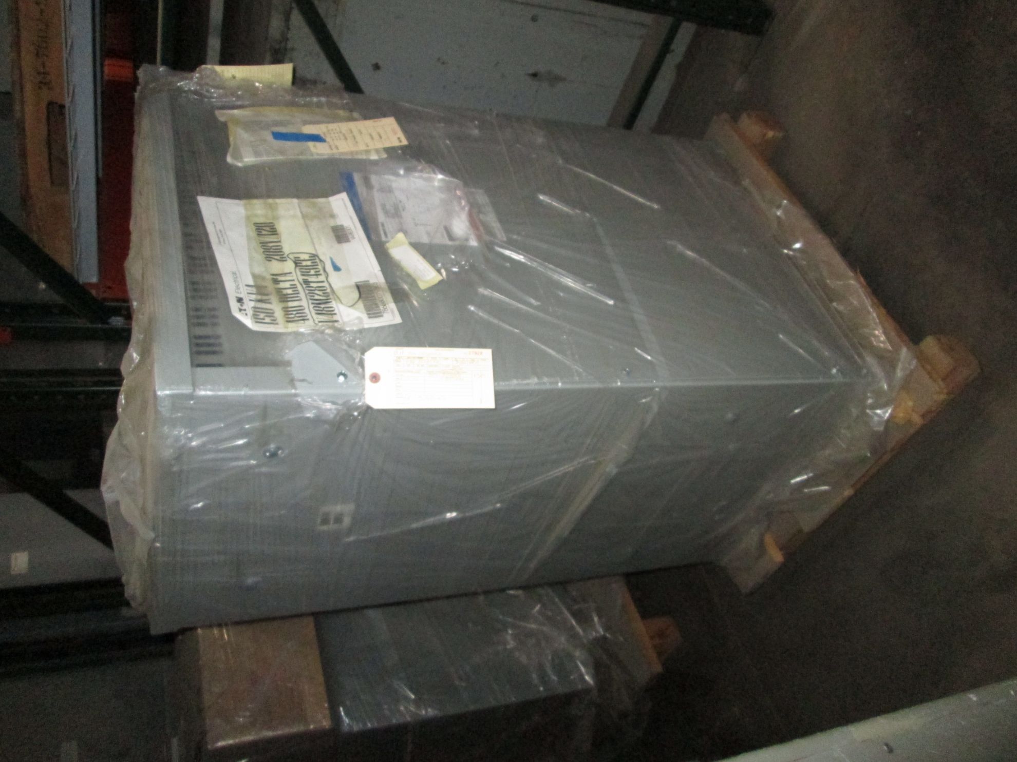 Picture of Cutler-Hammer 150 KVA 480-208Y/120 Volt 3 Phase Low Voltage Dry Type Transformer New Surplus