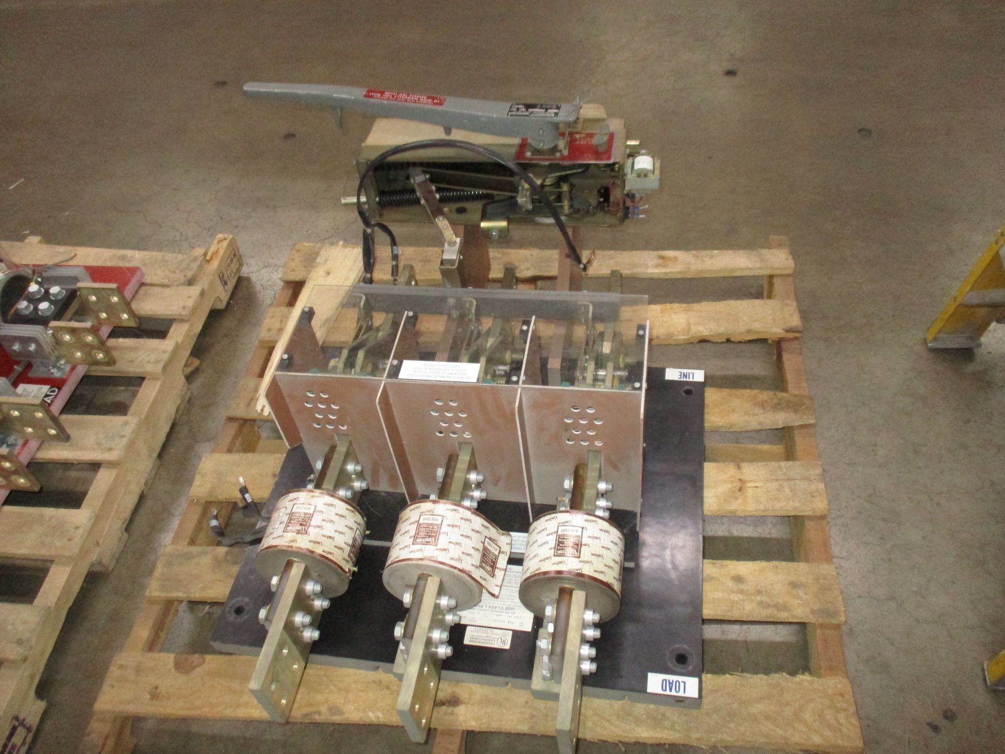 Picture of BoltSwitch Pressure Contact Switch VLB3411-ST | 2500 Amp 480 Volt | Black Back Plate W/ ST