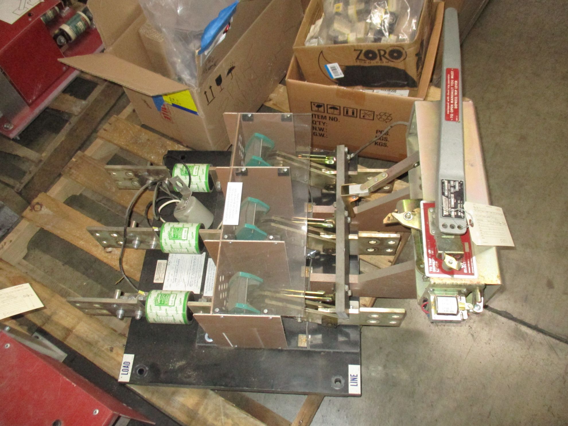 Picture of BoltSwitch Pressure Contact Switch VLB349-ST | 1600 Amp 480 Volt | Black Back Plate W/ ST