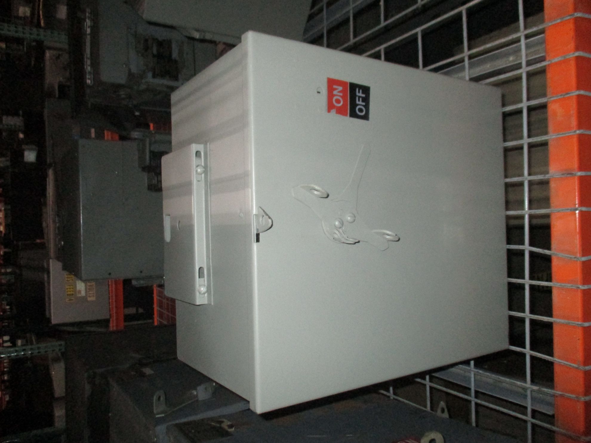Picture of DE424R GE Bus Plug R&G