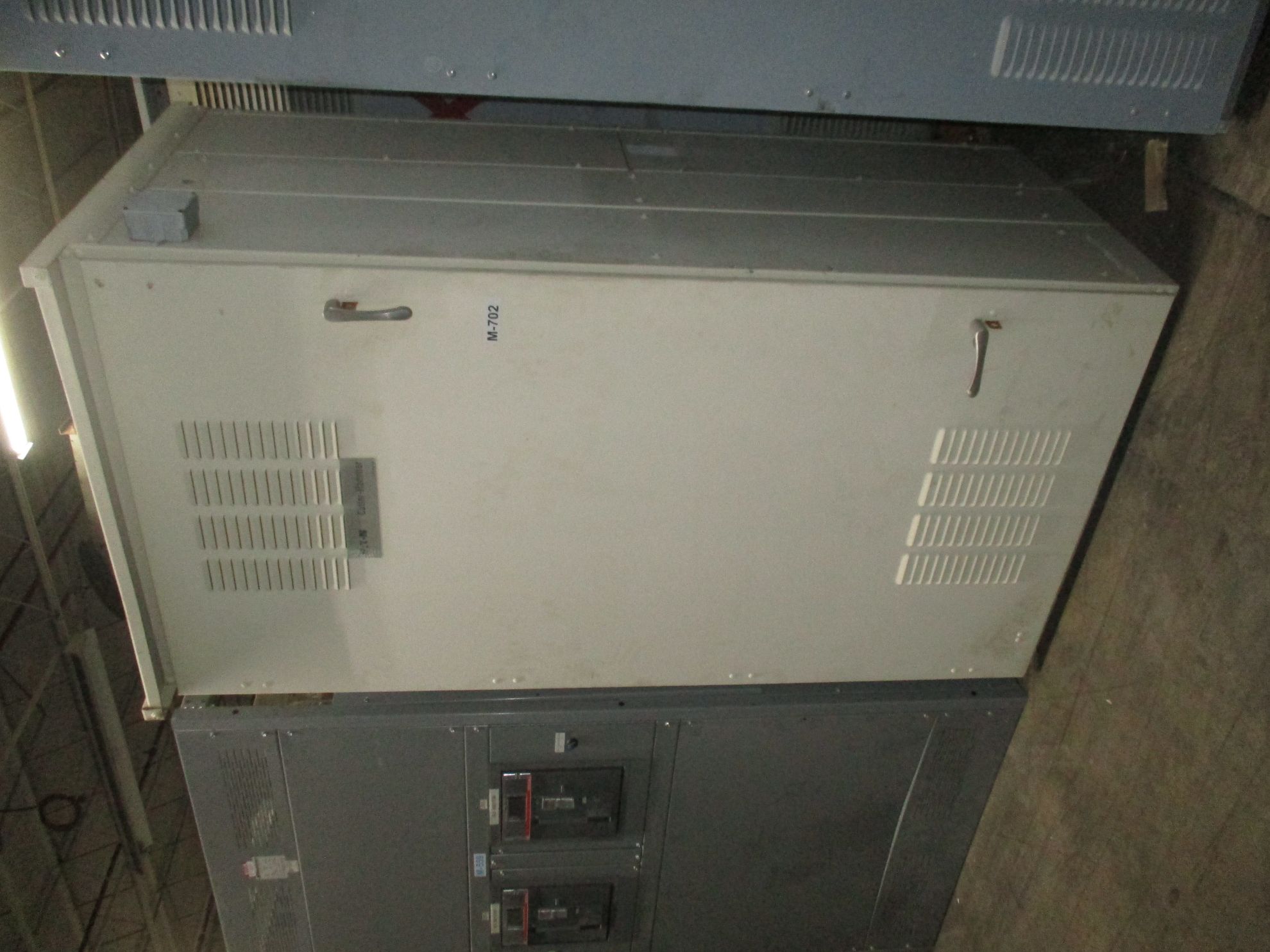 Picture of Cutler-Hammer Pow-R-Line Switchboard 800 Amp Fusible Main 480Y/277 Volt 3 Ph 4 W NEMA 3R R&G