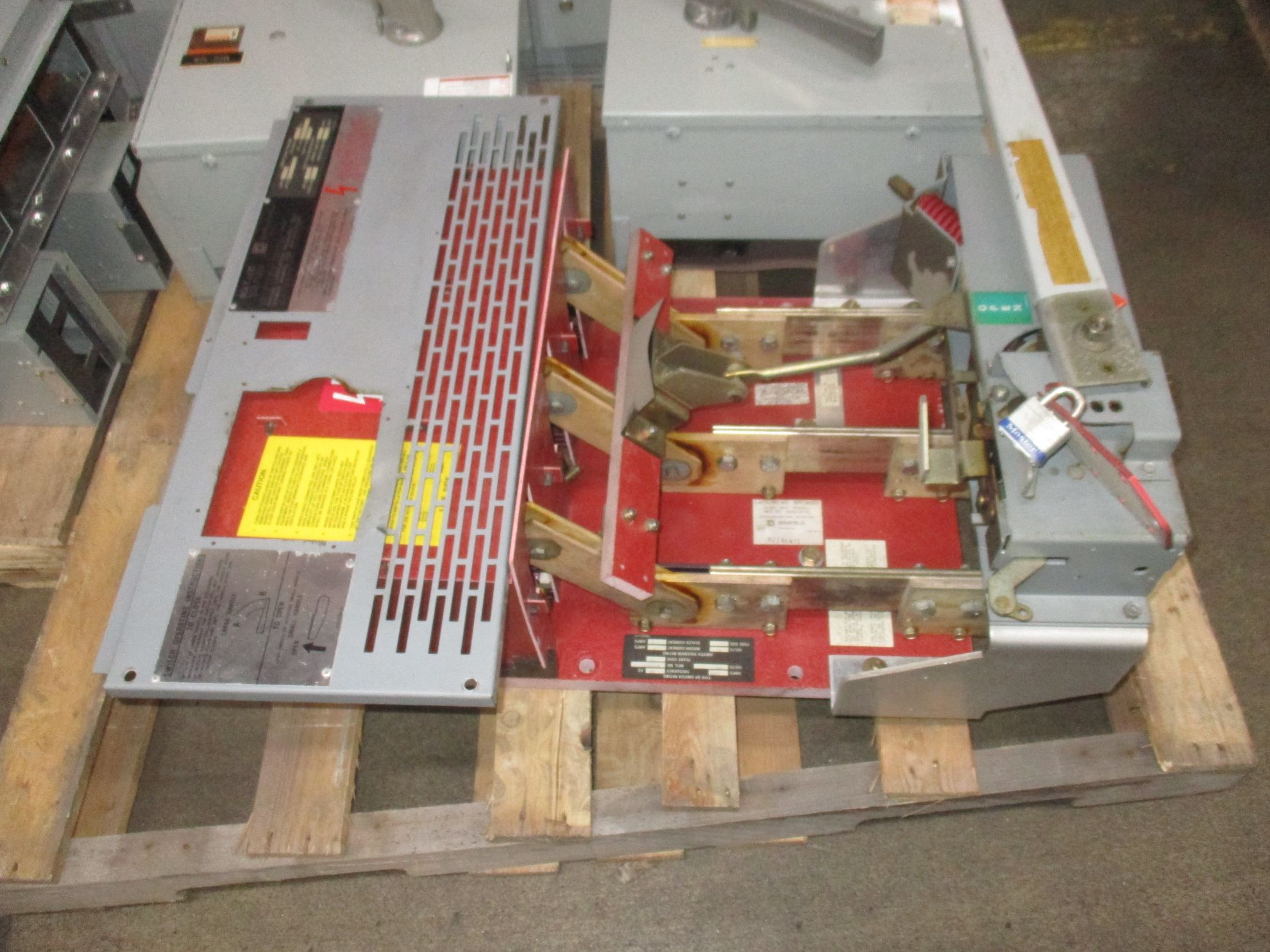 Picture of Square D BPO3616 1600 Amp 600 Volt Pressure Contact Switch Red