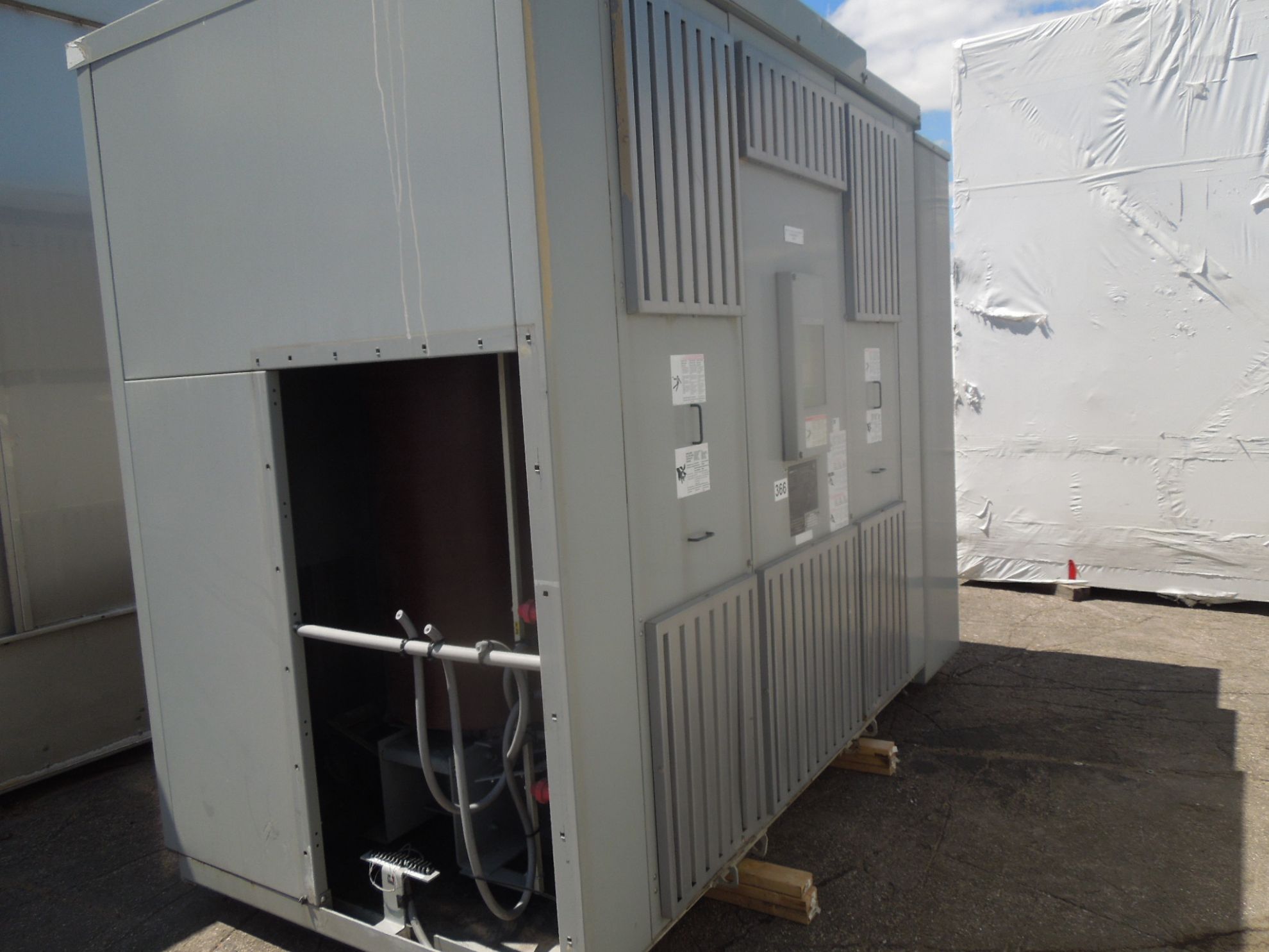 Picture of Square D Power Cast II 2000/2667 KVA 6900-480Y/277 Volt Medium Voltage Dry Type Transformer R&G