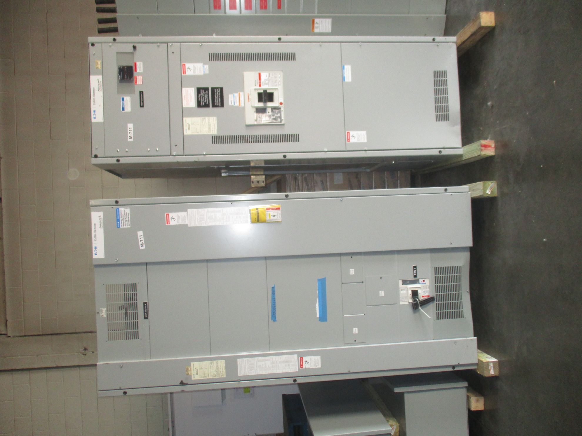 Picture of Eaton Pow-R-Line Switchboard 2500 Amp Breaker Main 480Y/277 Volt 3 Ph 4 W NEMA 1 R&G