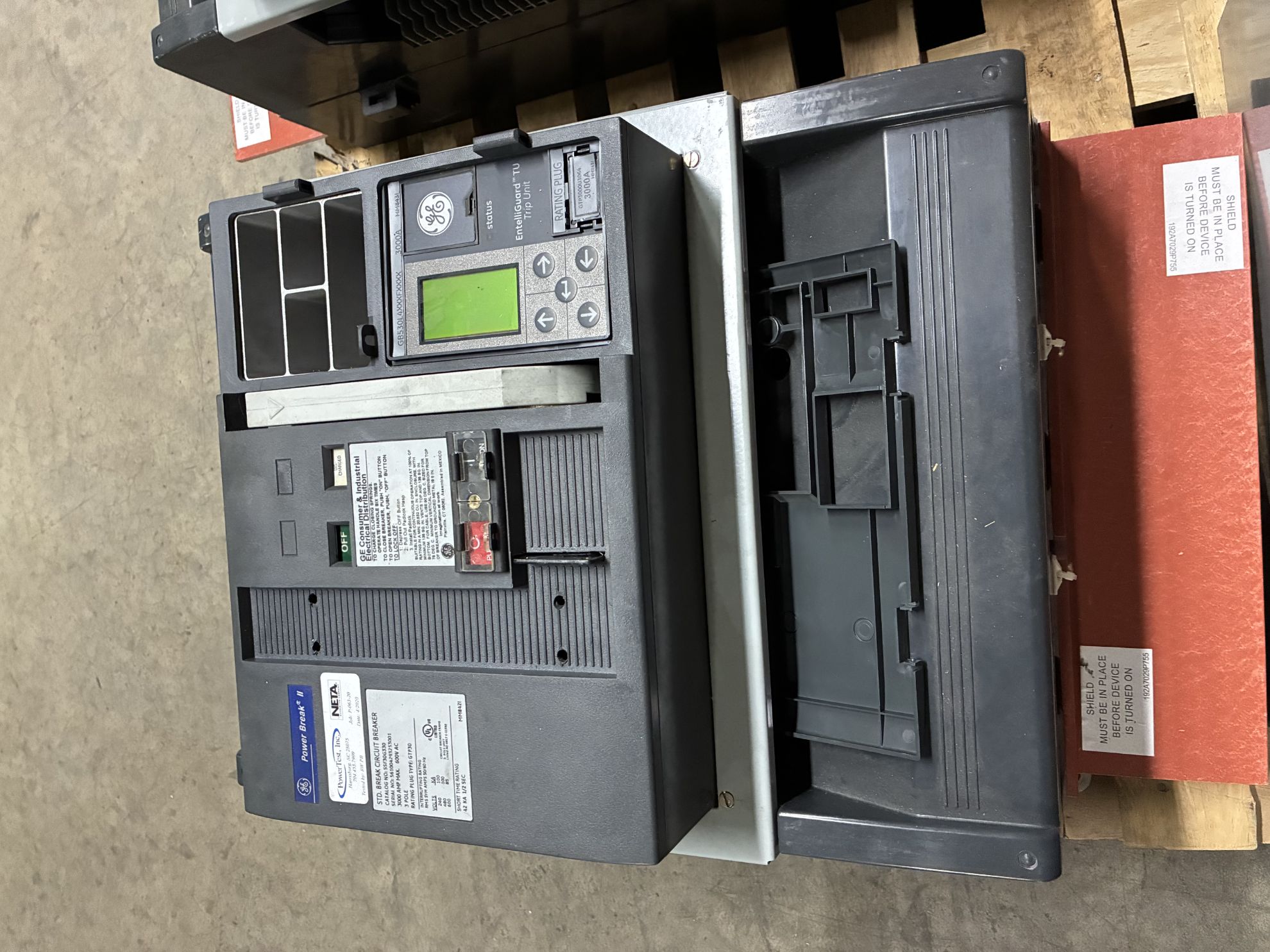 Picture of General Electric PowerBreak II SSF30G330 Circuit Breaker 3000 Amp 600 Volt AC M/O F/M