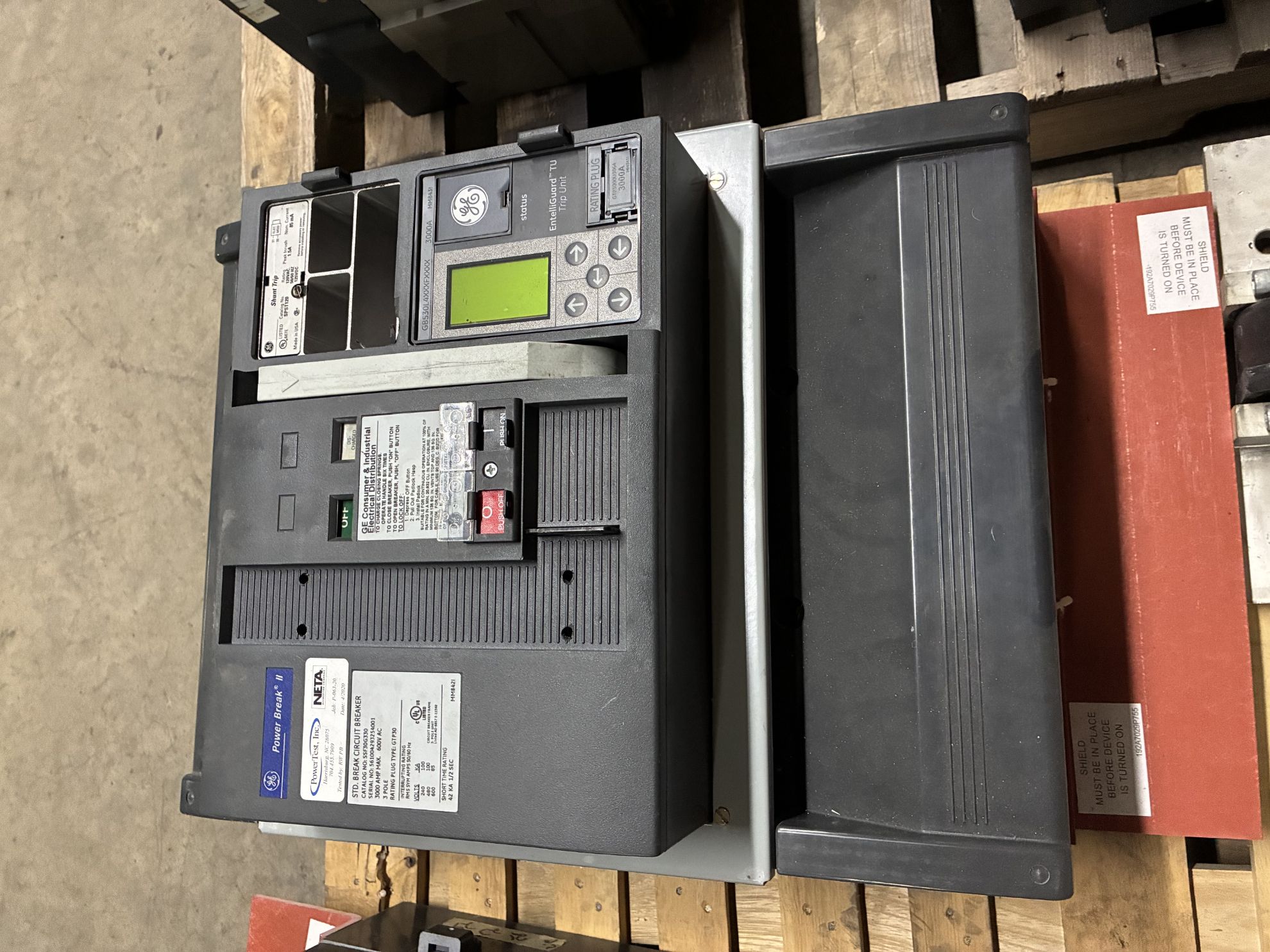 Picture of General Electric PowerBreak II SSF30G330 Circuit Breaker 3000 Amp 600 Volt AC M/O F/M