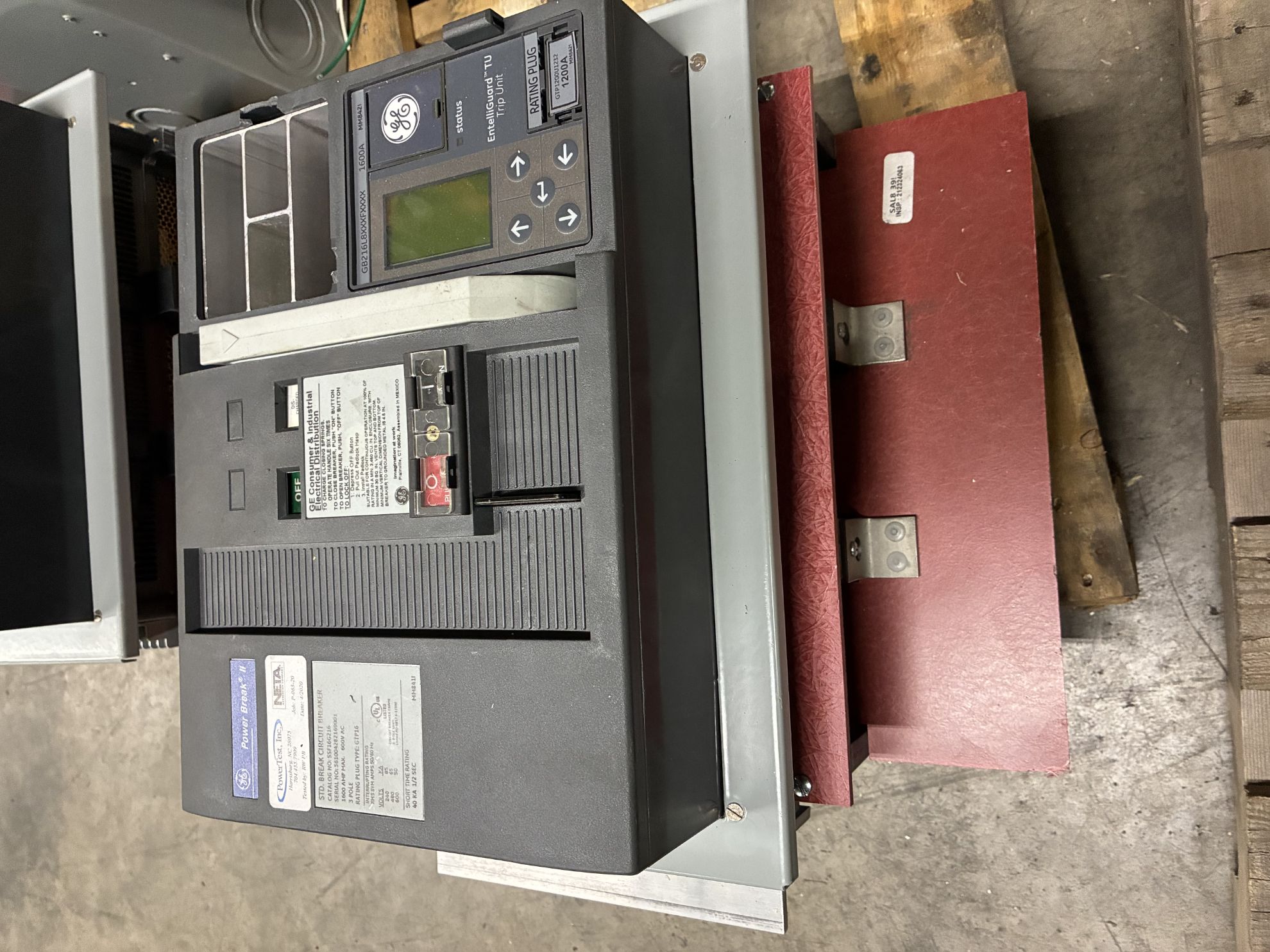 Picture of General Electric PowerBreak II SSF16G216 Breaker 1600 Amp 600 Volt M/O F/M