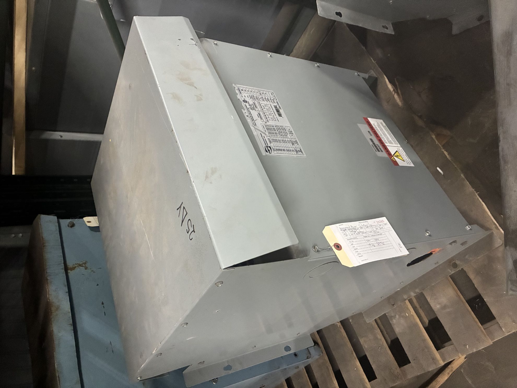 Picture of Hammond Power Low Voltage Dry Type Transformer | 25 KVA 240x480-120/240 Volt | 1 Phase NEMA 3R R&G